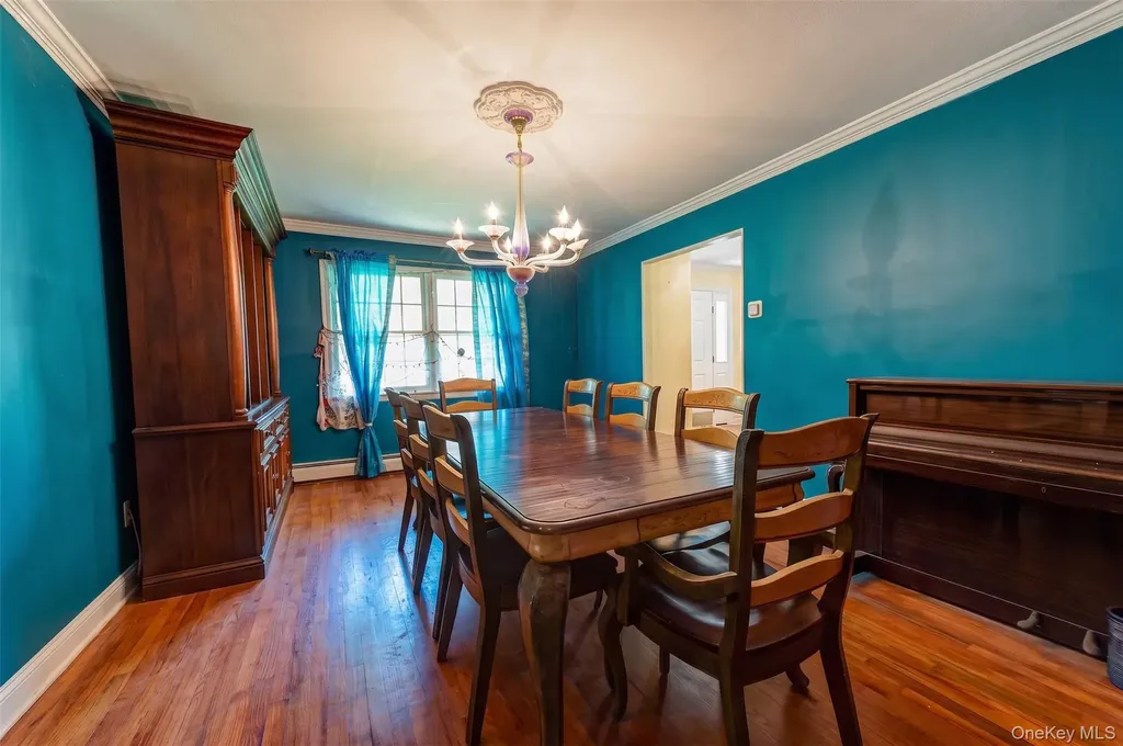 220 Windsor Avenue Brightwaters NY 11718