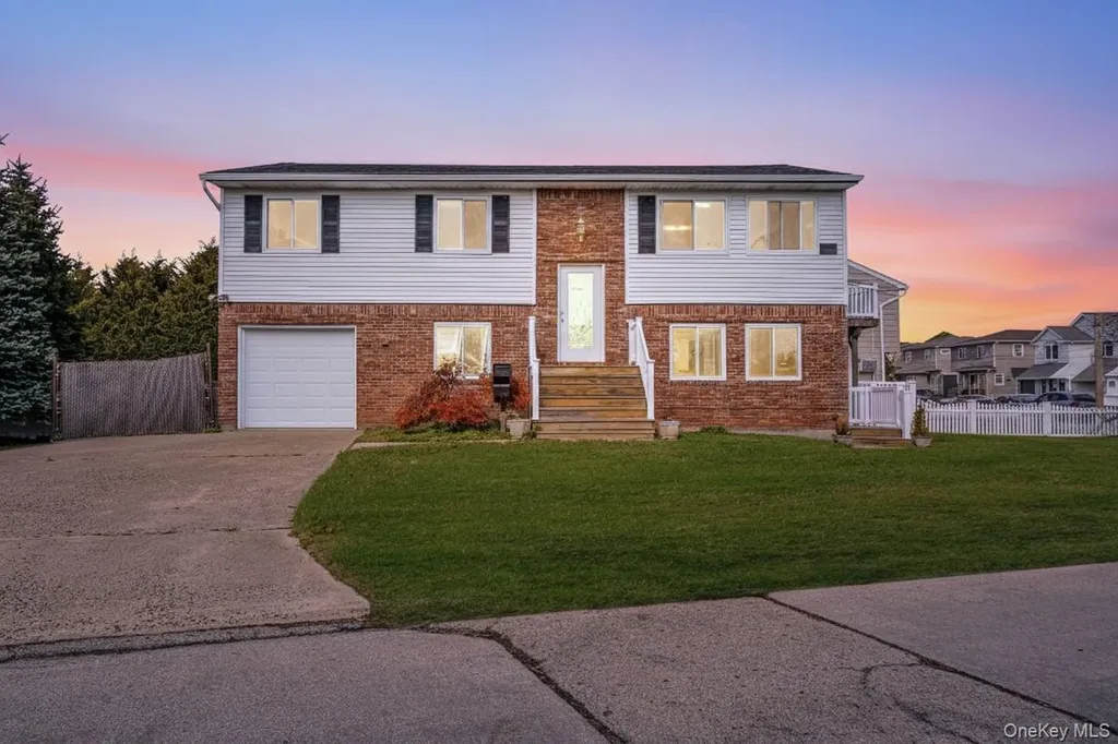 4 Bay Place Lindenhurst NY 11757
