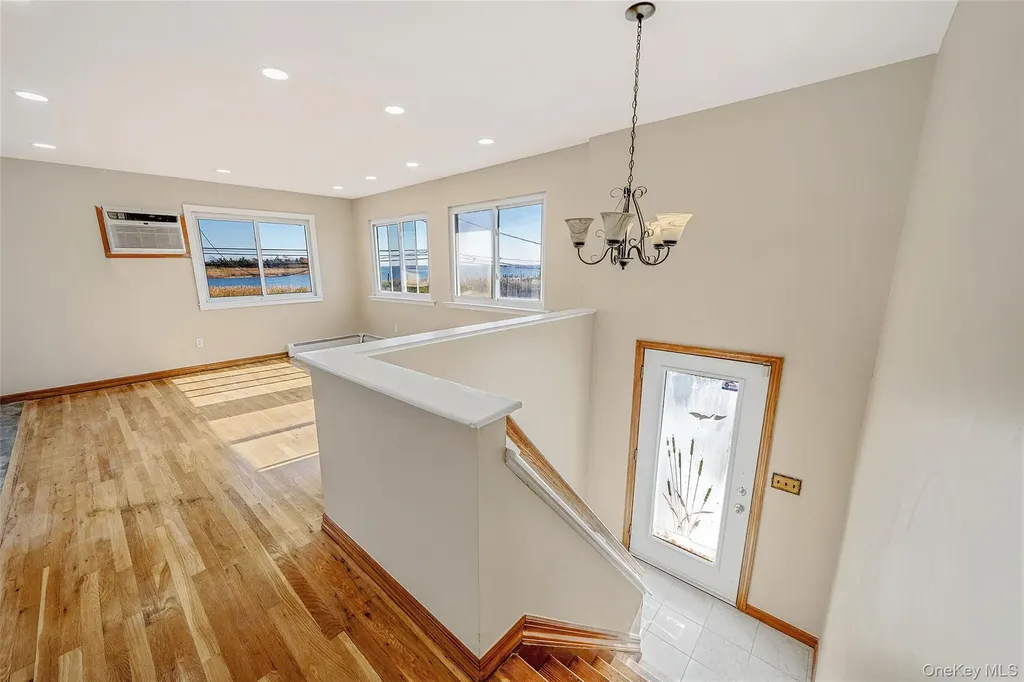 4 Bay Place Lindenhurst NY 11757
