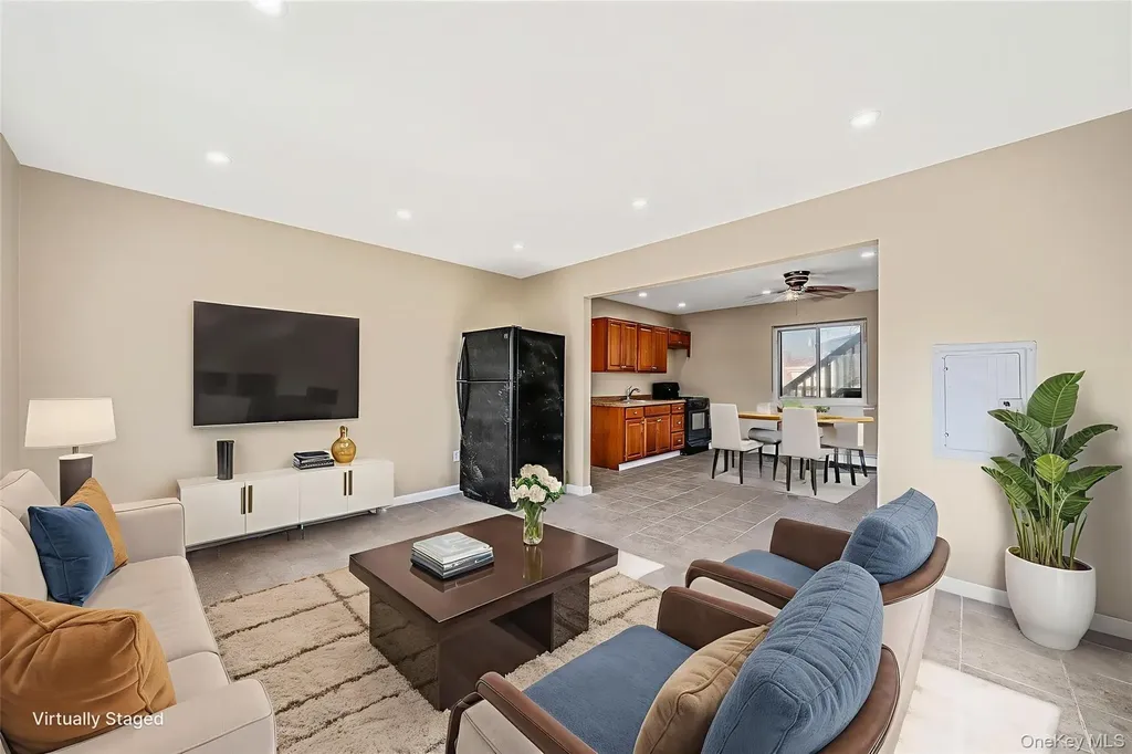 4 Bay Place Lindenhurst NY 11757