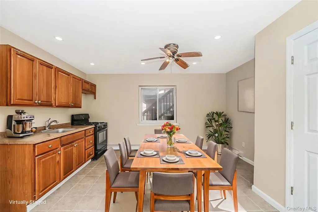4 Bay Place Lindenhurst NY 11757