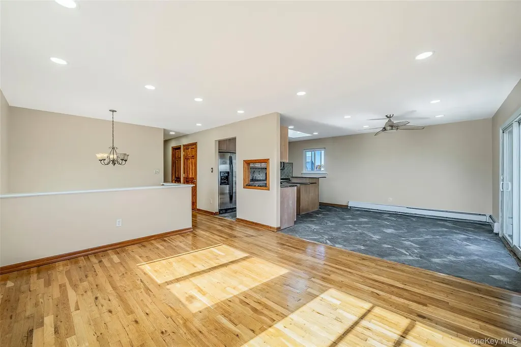 4 Bay Place Lindenhurst NY 11757
