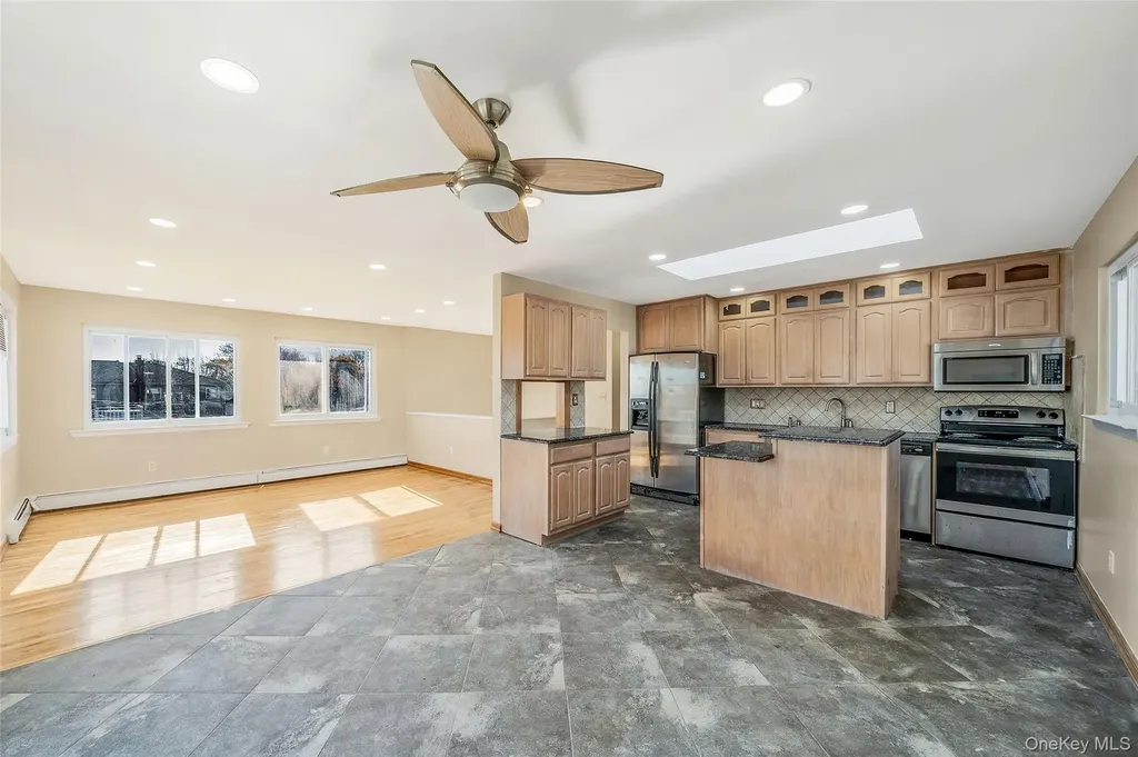4 Bay Place Lindenhurst NY 11757