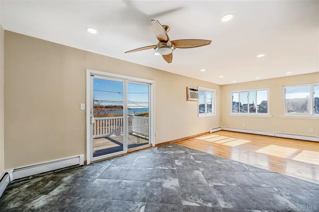 4 Bay Place Lindenhurst NY 11757