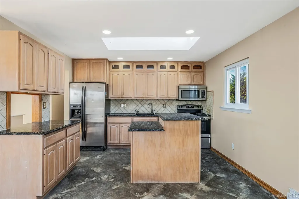 4 Bay Place Lindenhurst NY 11757