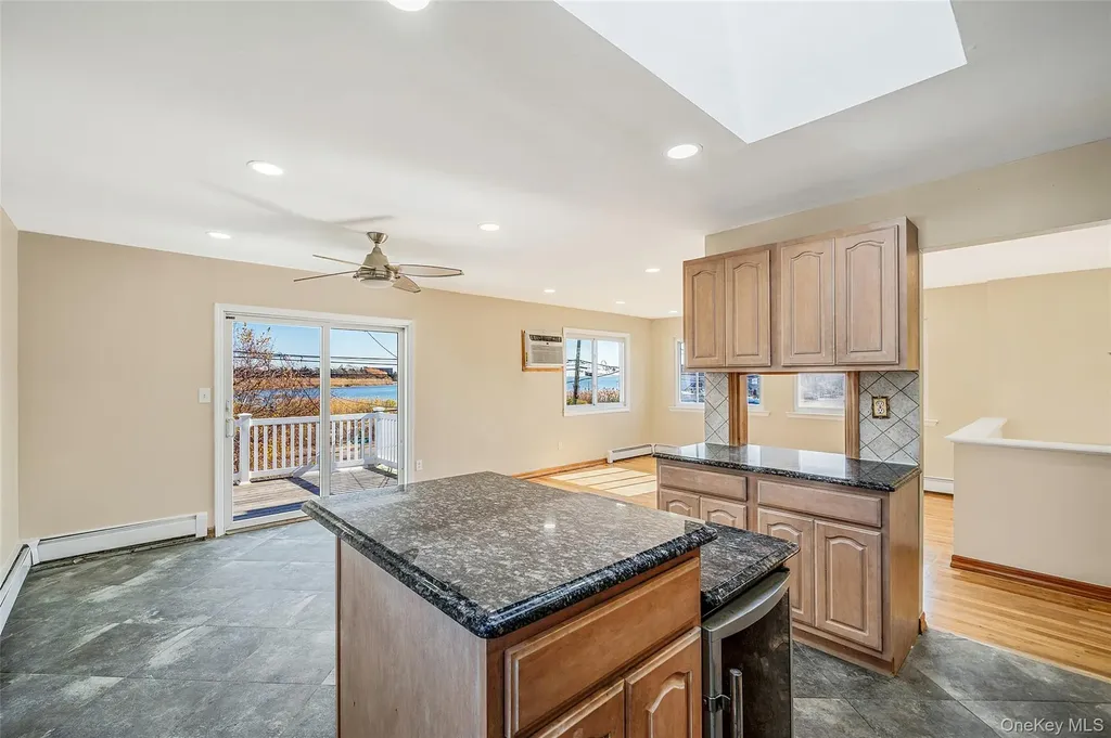4 Bay Place Lindenhurst NY 11757
