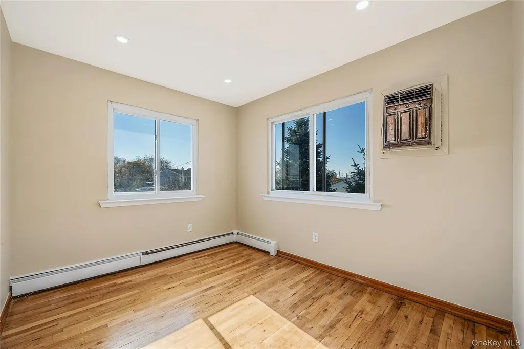 4 Bay Place Lindenhurst NY 11757