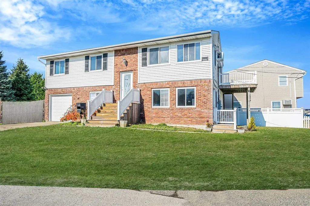 4 Bay Place Lindenhurst NY 11757