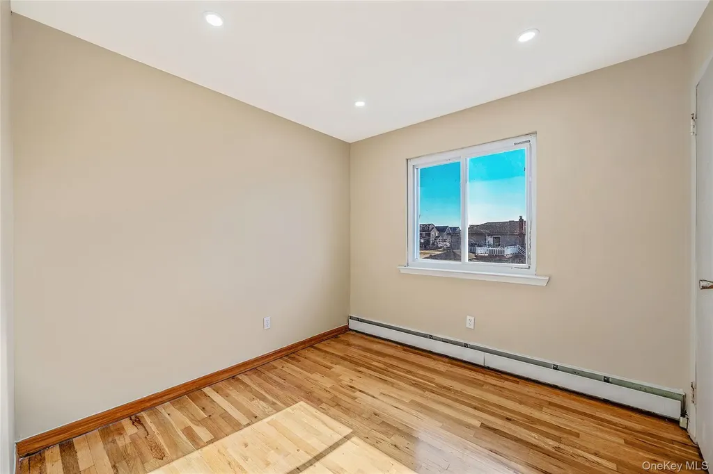 4 Bay Place Lindenhurst NY 11757