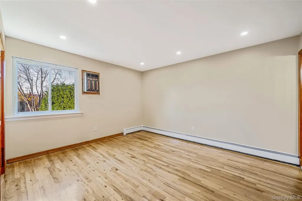 4 Bay Place Lindenhurst NY 11757