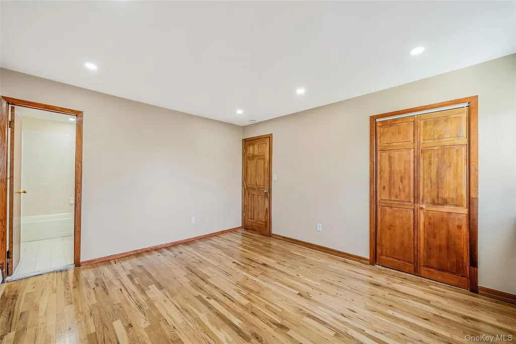 4 Bay Place Lindenhurst NY 11757