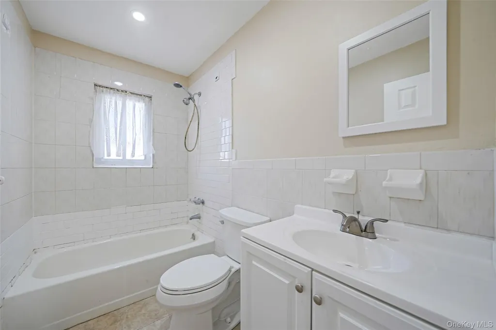 4 Bay Place Lindenhurst NY 11757