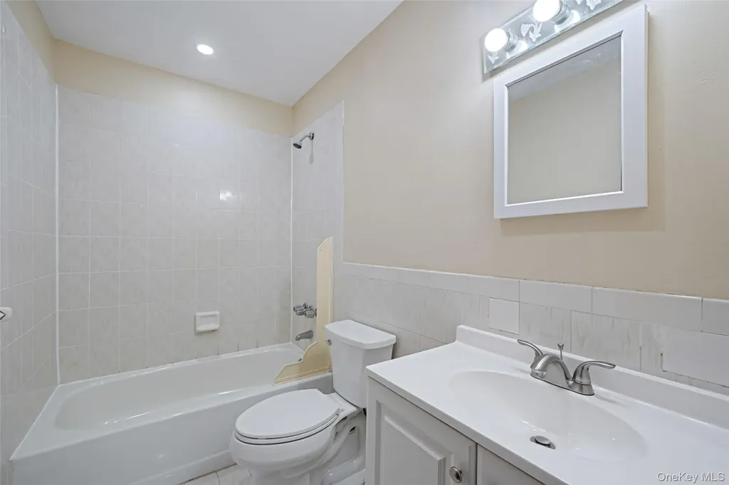 4 Bay Place Lindenhurst NY 11757