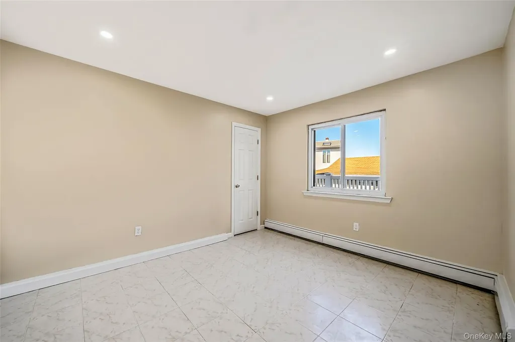 4 Bay Place Lindenhurst NY 11757
