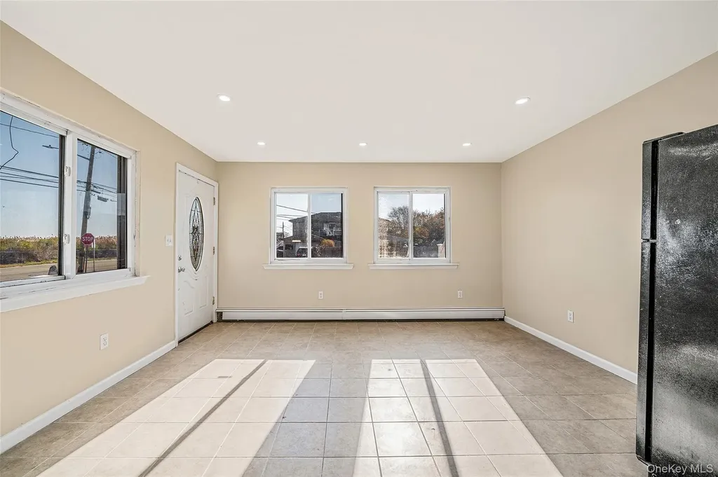 4 Bay Place Lindenhurst NY 11757