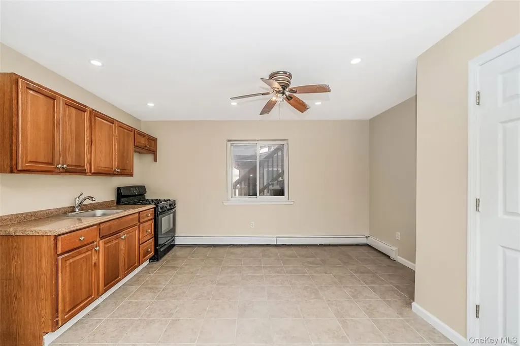 4 Bay Place Lindenhurst NY 11757