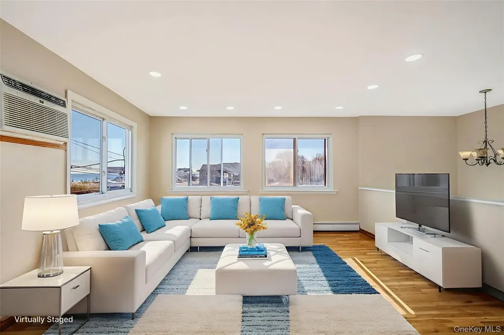 4 Bay Place Lindenhurst NY 11757