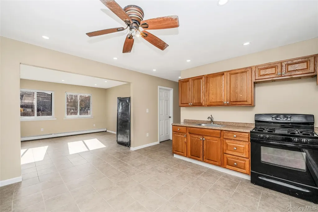 4 Bay Place Lindenhurst NY 11757