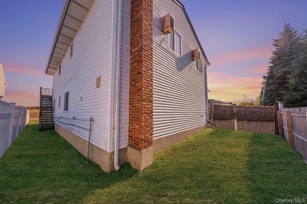 4 Bay Place Lindenhurst NY 11757