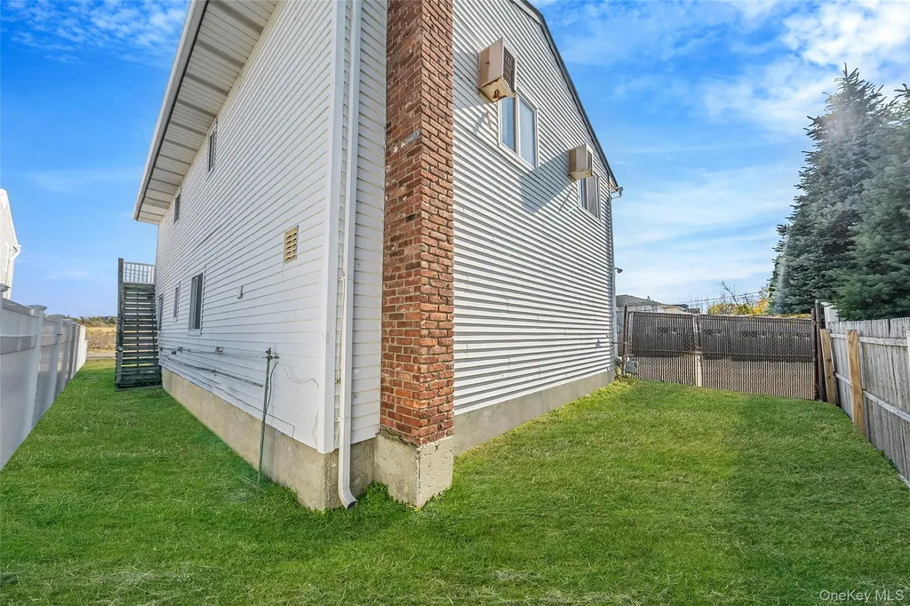 4 Bay Place Lindenhurst NY 11757