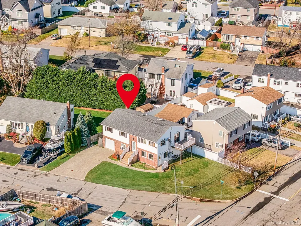 4 Bay Place Lindenhurst NY 11757
