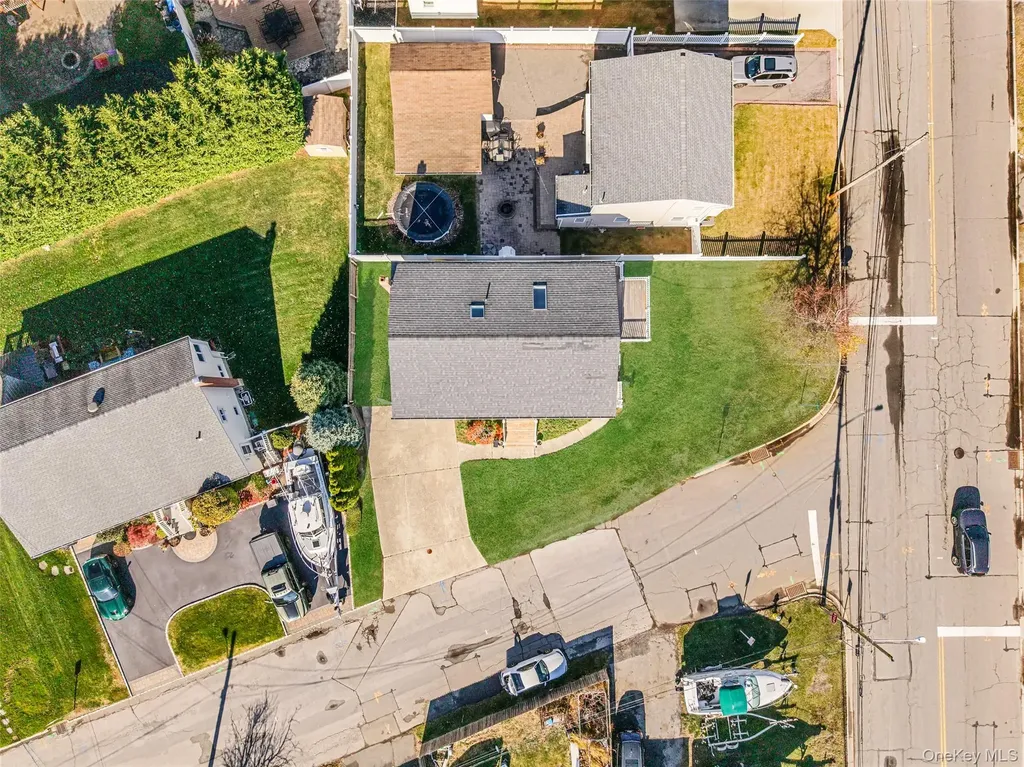 4 Bay Place Lindenhurst NY 11757