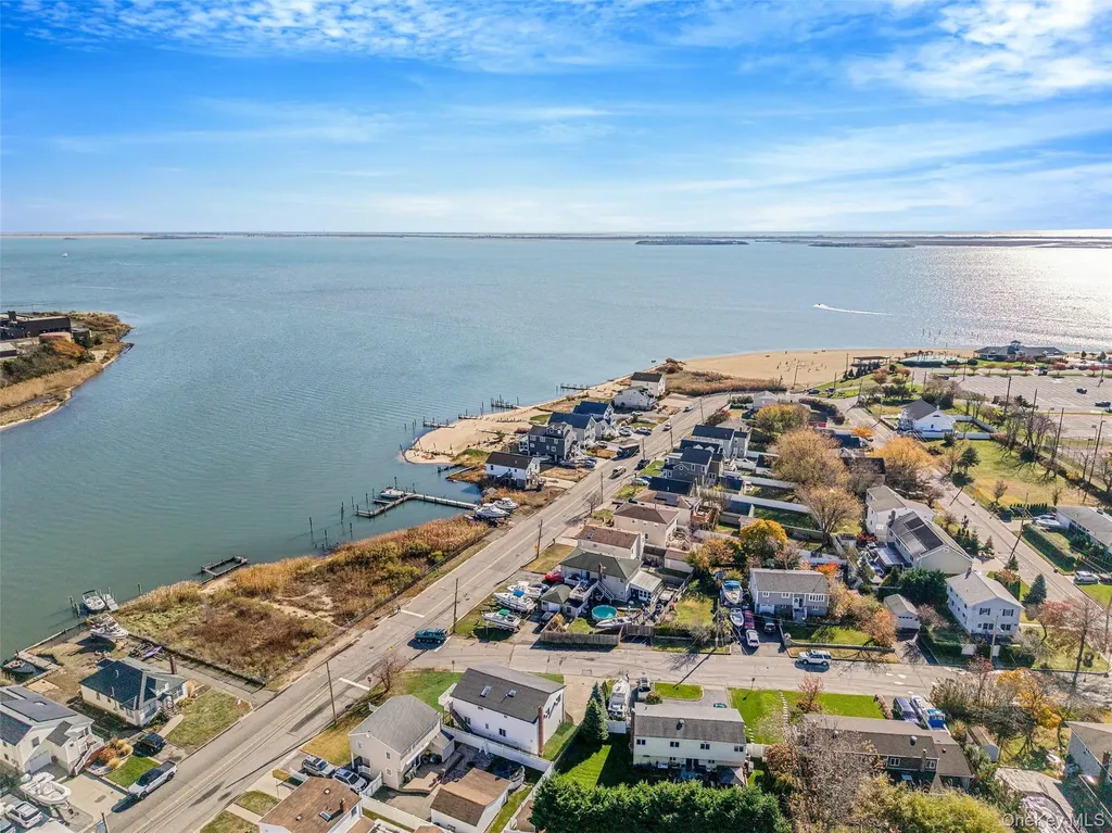 4 Bay Place Lindenhurst NY 11757
