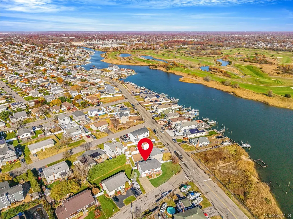 4 Bay Place Lindenhurst NY 11757