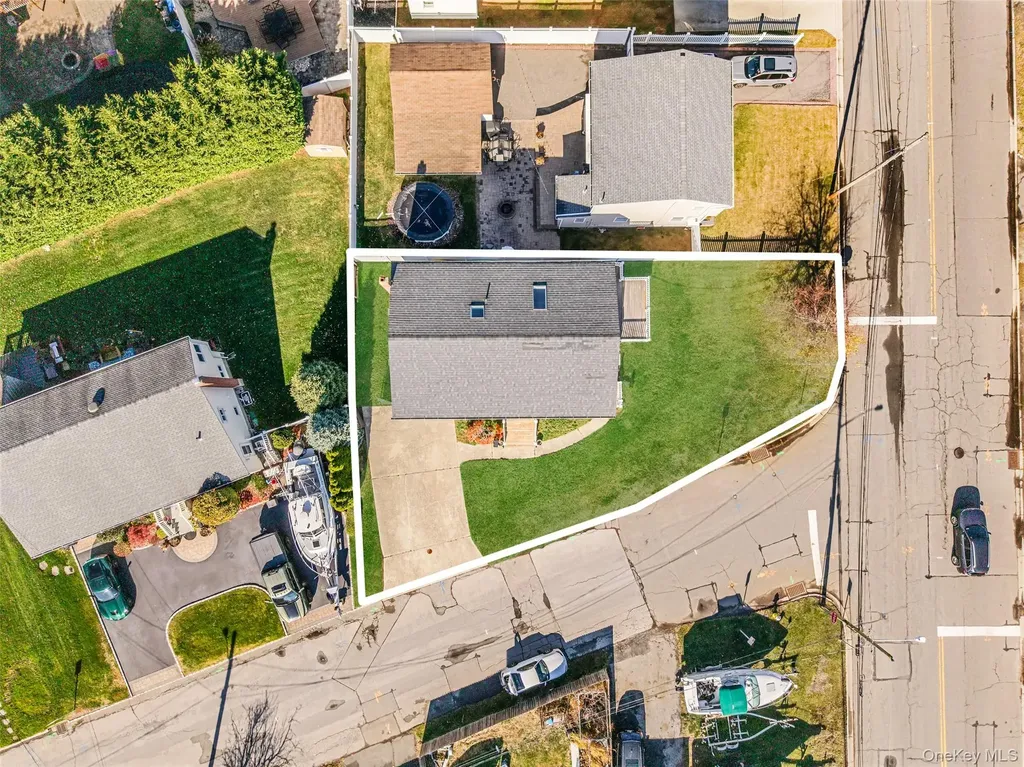 4 Bay Place Lindenhurst NY 11757