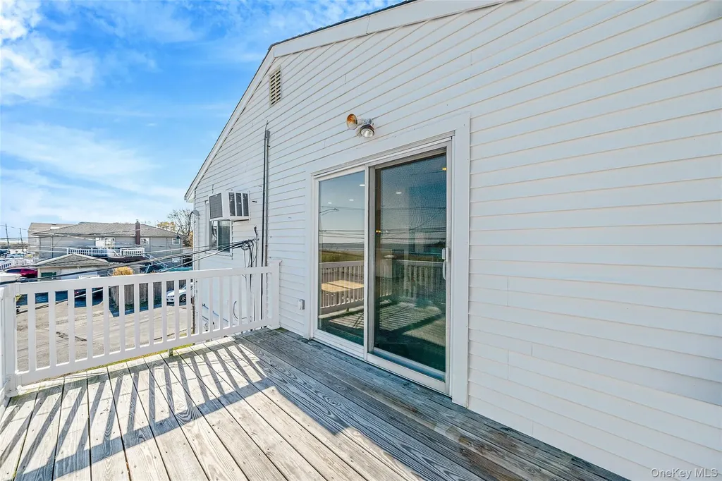 4 Bay Place Lindenhurst NY 11757