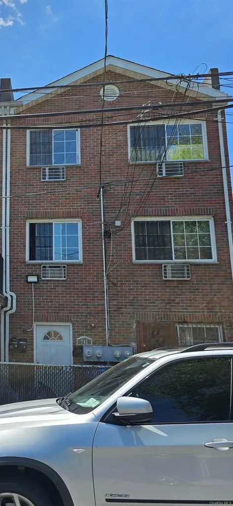 746 E 227th Street Bronx NY 10466