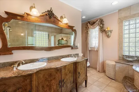 79 Aldershot Lane Manhasset NY 11030
