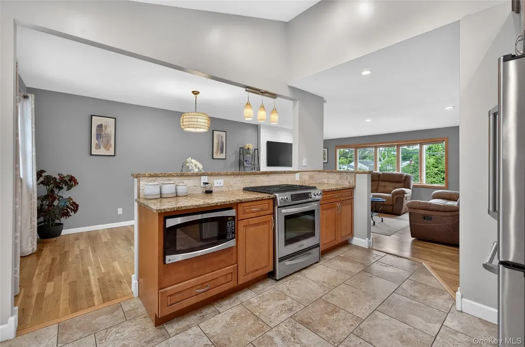27 Frontier Lane East Northport NY 11731