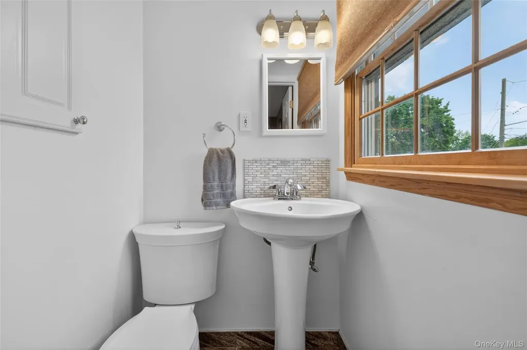 27 Frontier Lane East Northport NY 11731