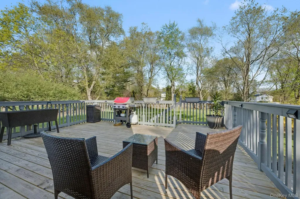 27 Frontier Lane East Northport NY 11731