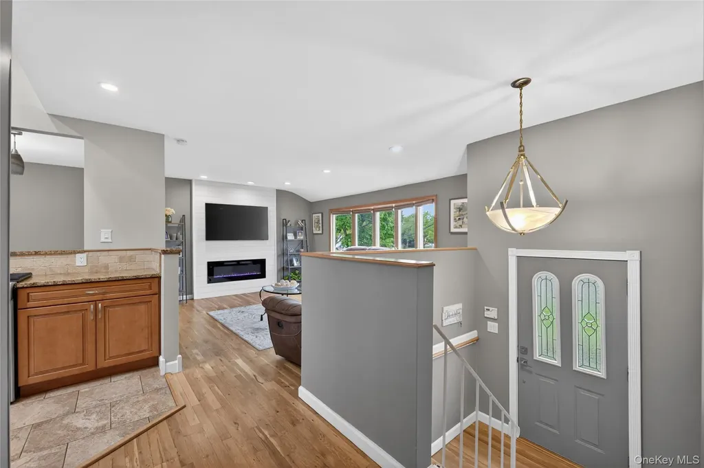 27 Frontier Lane East Northport NY 11731