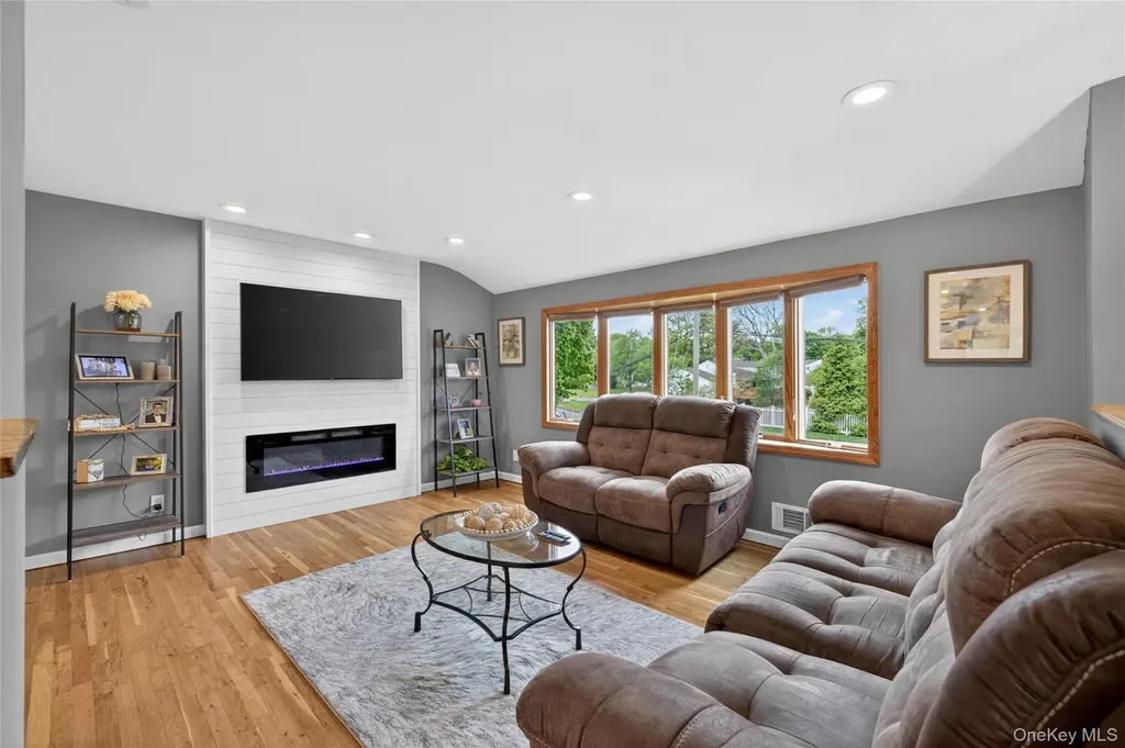 27 Frontier Lane East Northport NY 11731
