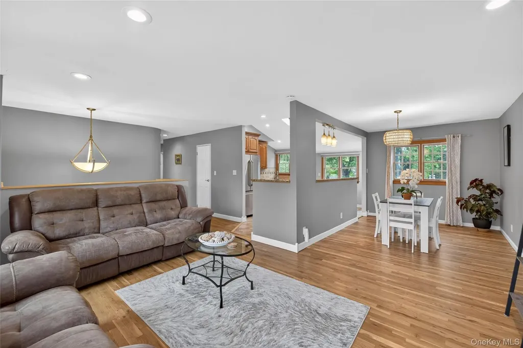 27 Frontier Lane East Northport NY 11731
