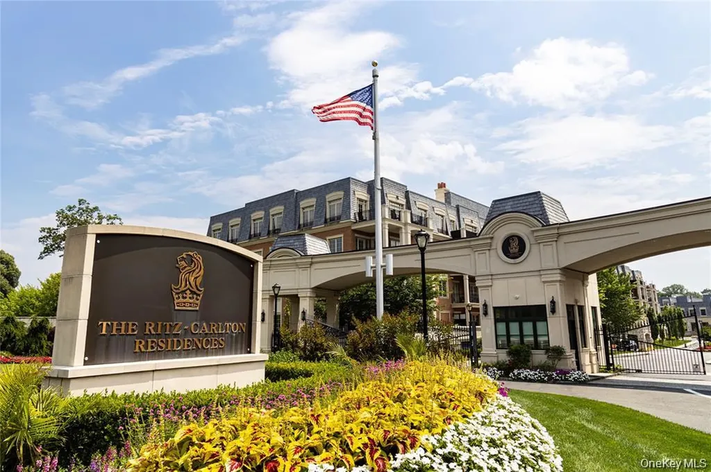6000 Royal Court North Hills NY 11040