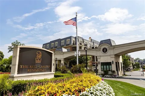 6000 Royal Court North Hills NY 11040