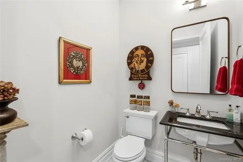 6000 Royal Court North Hills NY 11040