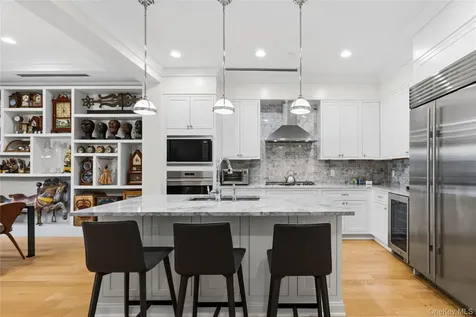 6000 Royal Court North Hills NY 11040