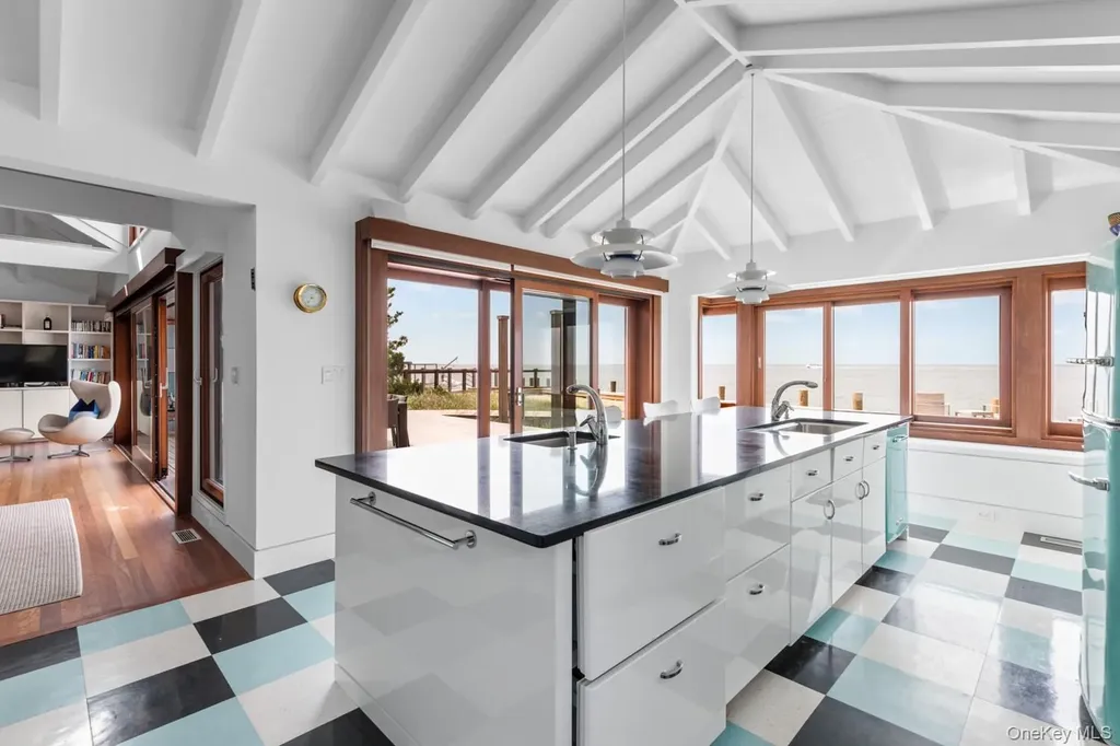 19 Bayview Walk Seaview NY 11770