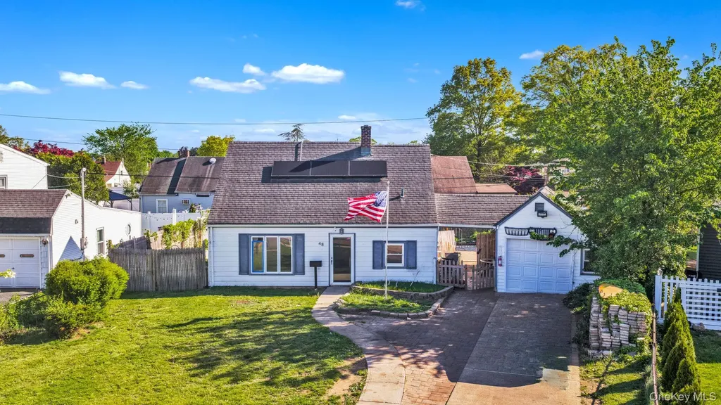 48 Curve Lane Levittown NY 11756