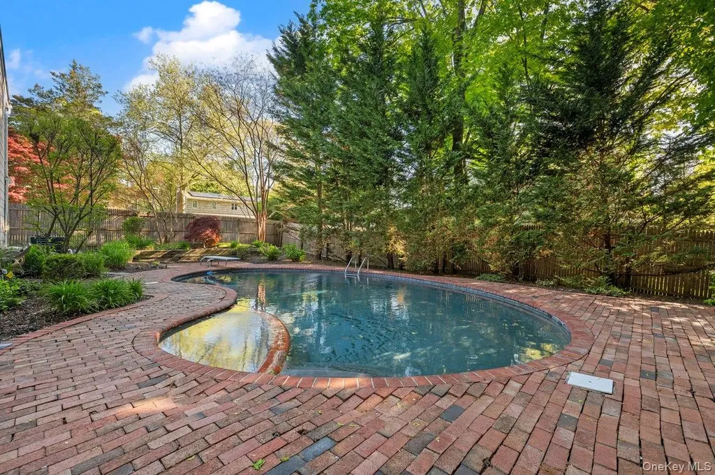 19 Fox Lane Dix Hills NY 11746