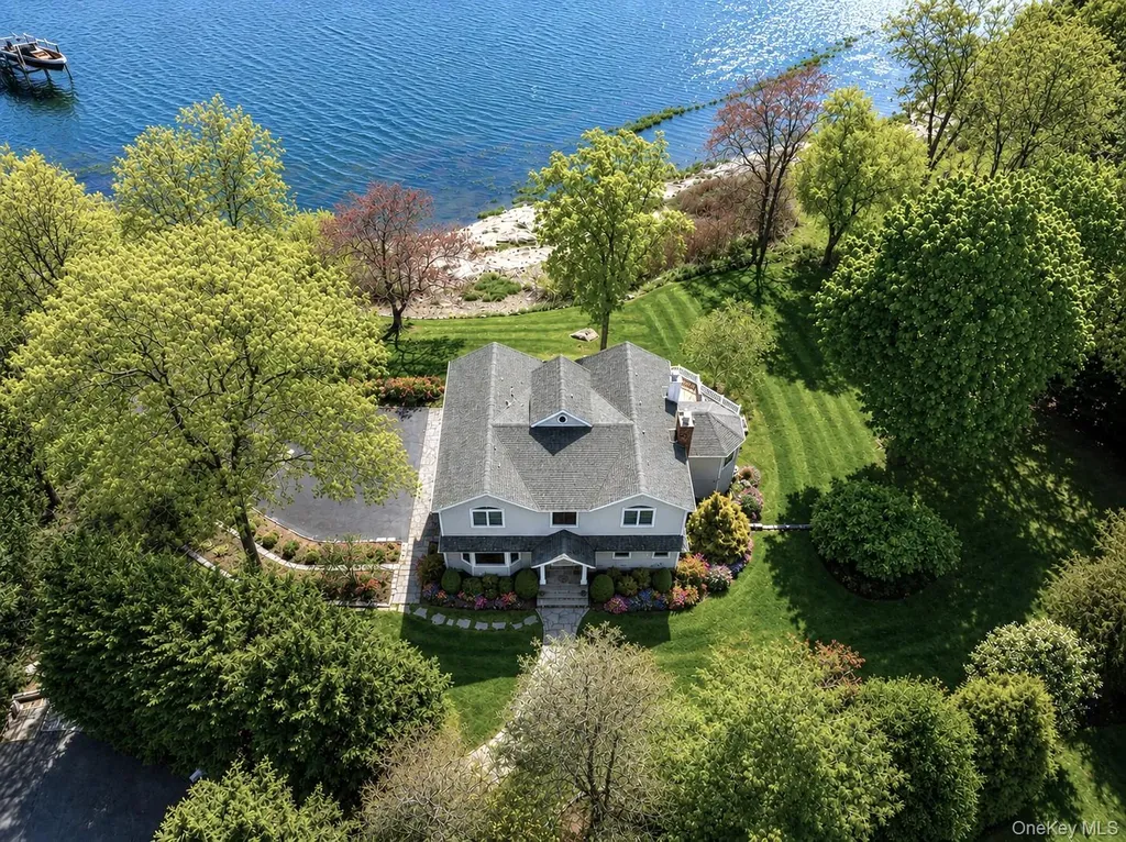 17 Youngs Lane Setauket NY 11733