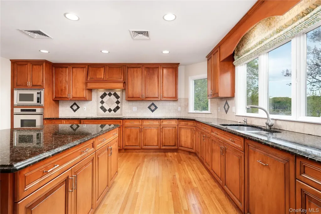 17 Youngs Lane Setauket NY 11733