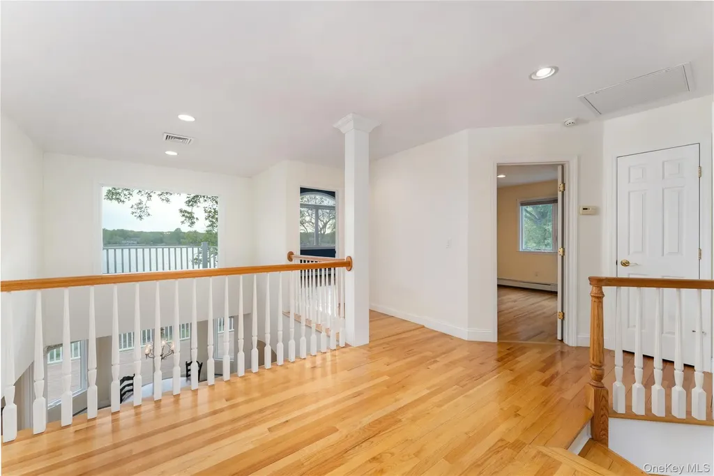 17 Youngs Lane Setauket NY 11733