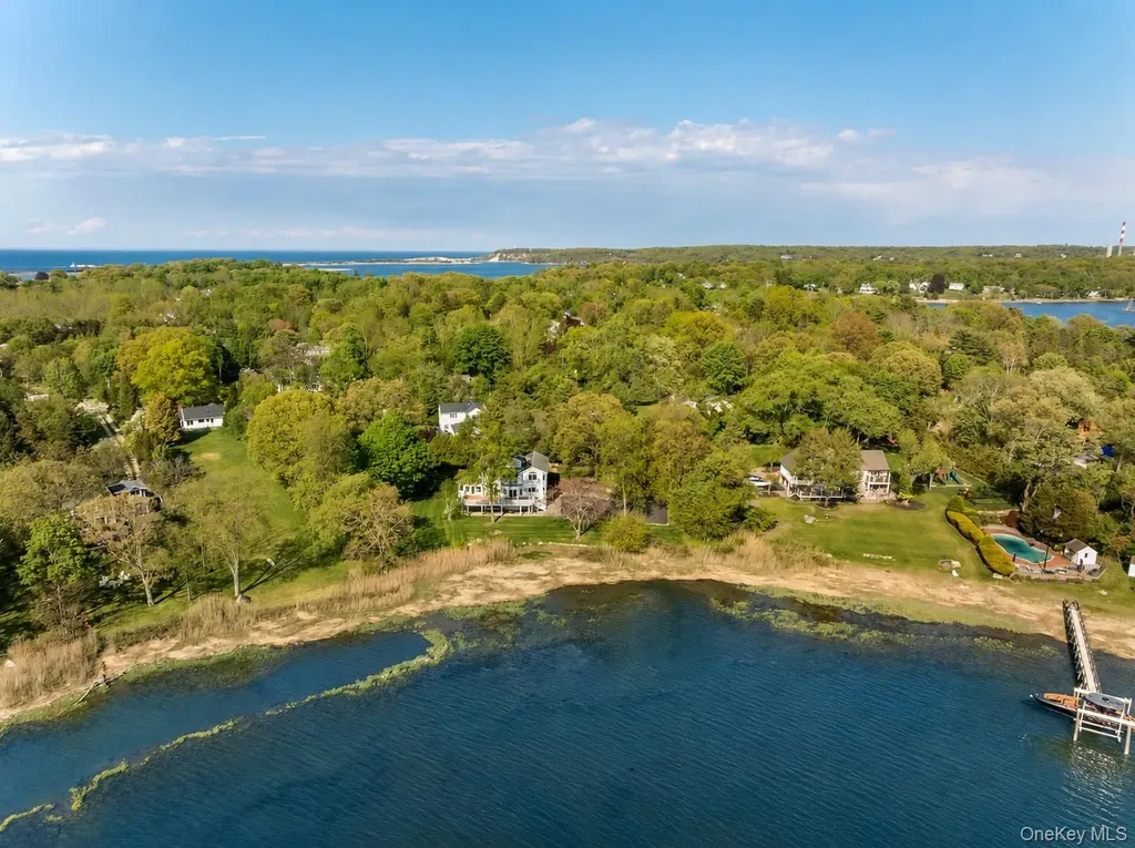 17 Youngs Lane Setauket NY 11733