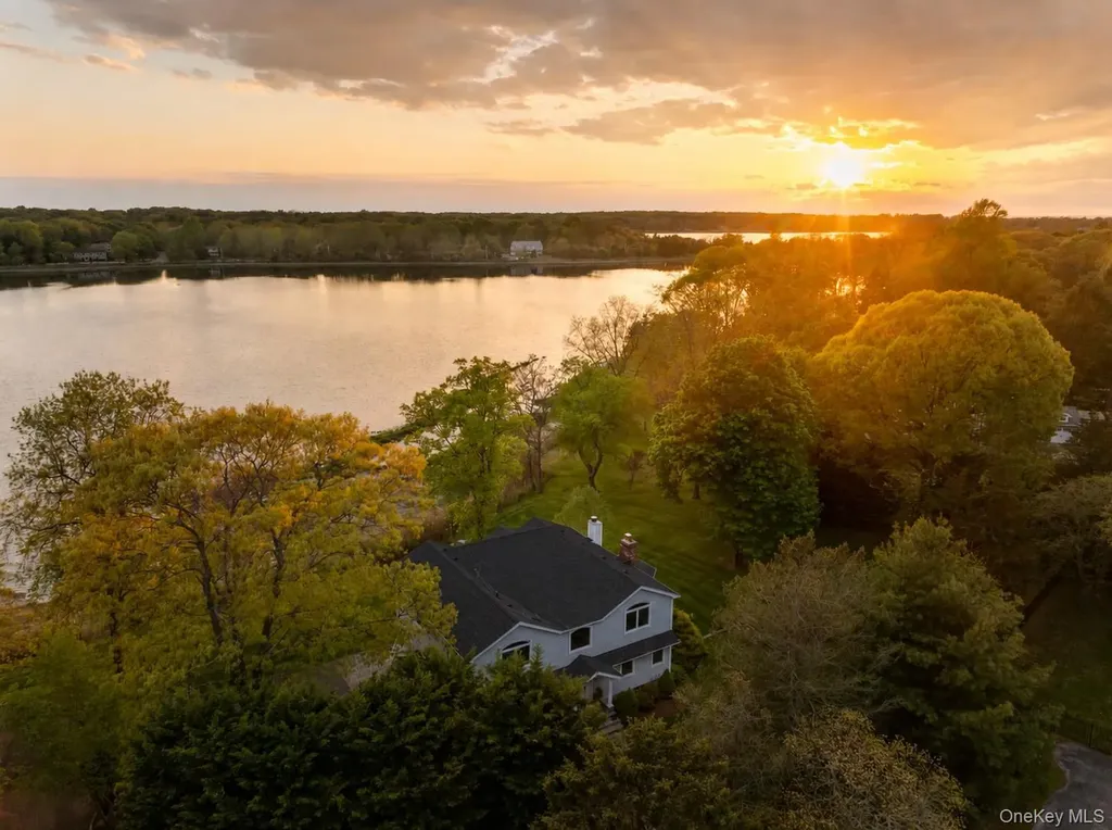 17 Youngs Lane Setauket NY 11733